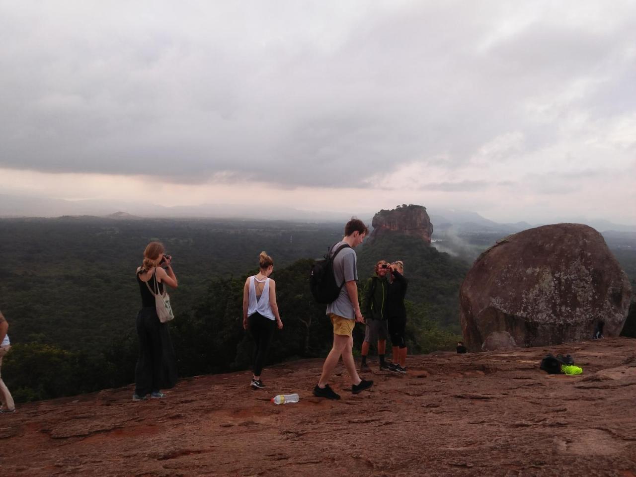 One More Night Hostel Sigiriya Exterior photo