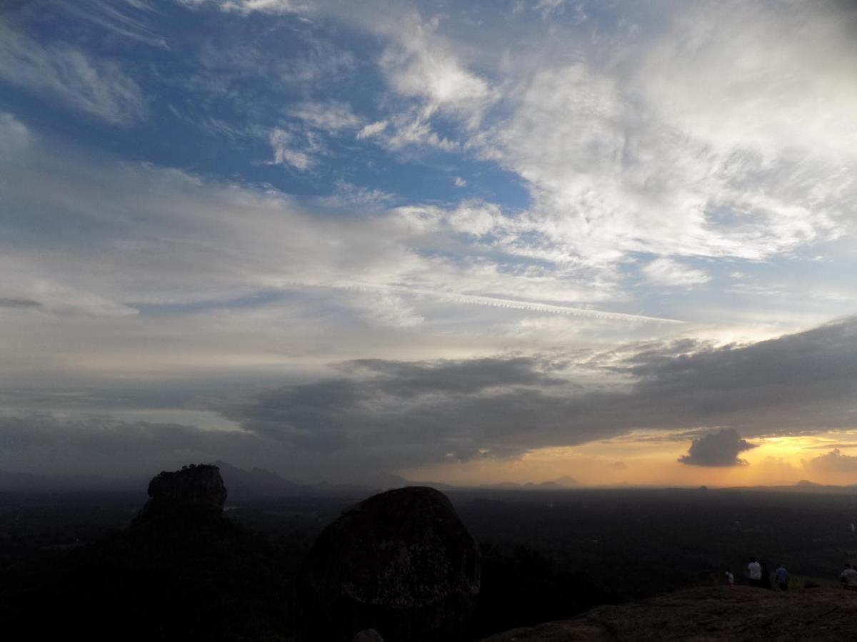 One More Night Hostel Sigiriya Exterior photo